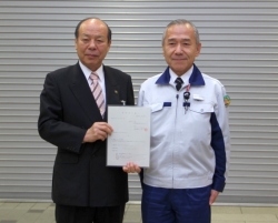 狭山市・仲川市長（左）とシチズンマイクロ（株）・小倉社長（右）