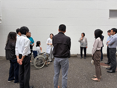 所内での車椅子搬送の訓練風景