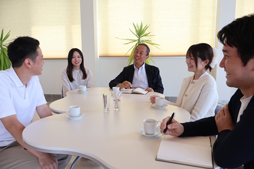 経営層と従業員が直接対話する「Fine café」イメージ