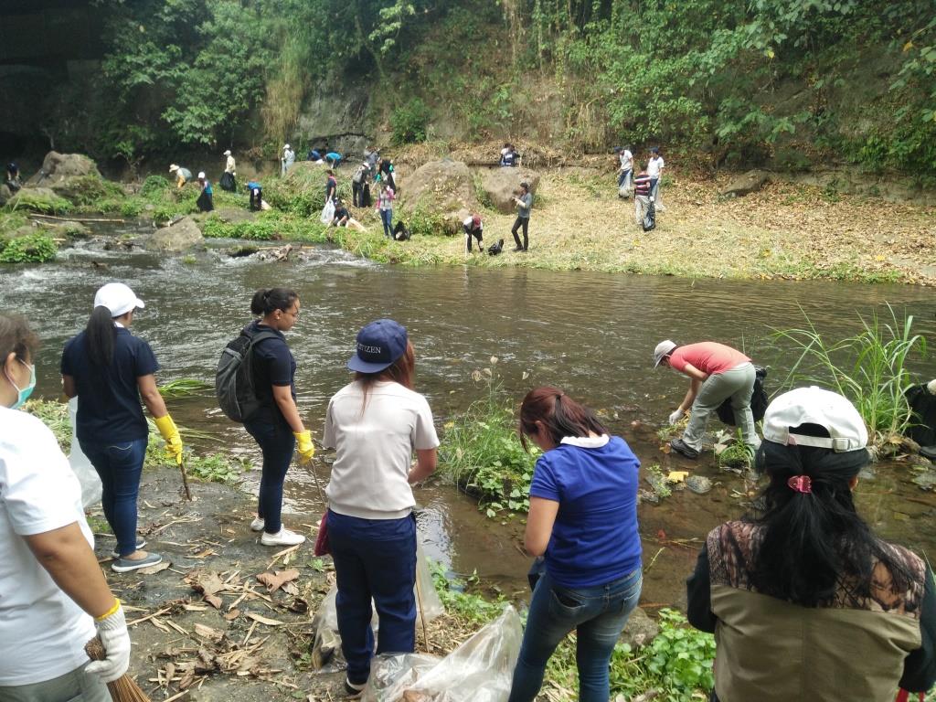 地域の川の清掃活動2