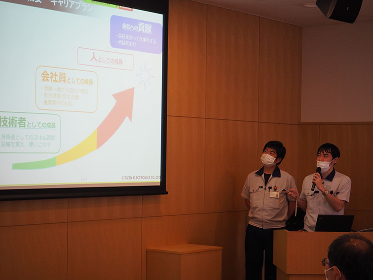 入社後3年間の成長をアピールする成果発表会の様子